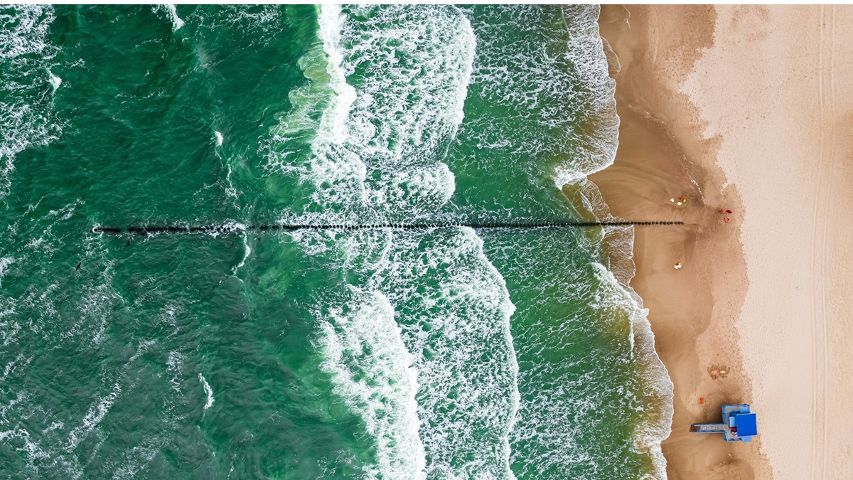 Silny sztorm na Bałtyku. Wieje tak, iż odwołują promy, a łeb urywa