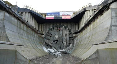 Potężna tarcza się przebiła. Powstaje długi tunel dla samochodów