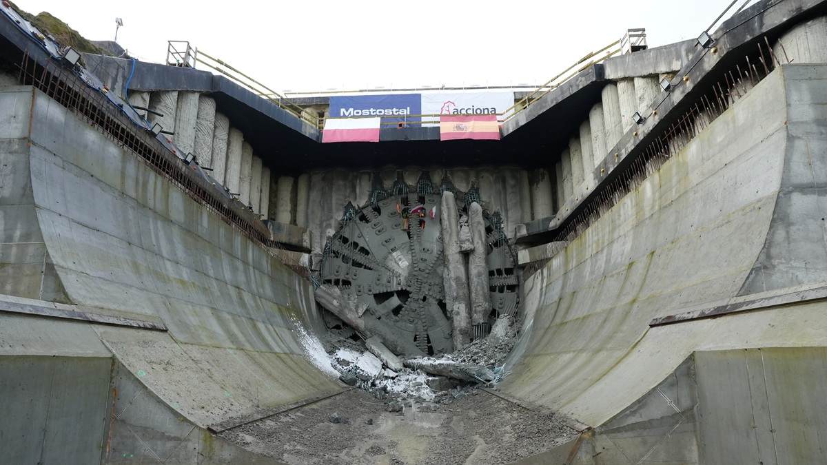 Potężna tarcza się przebiła. Powstaje długi tunel dla samochodów