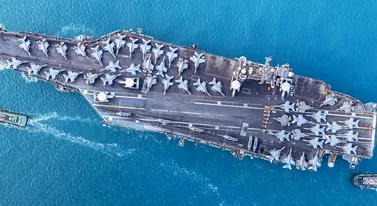 Atomowy kolos USA wchodzi na morze. Wzbudza respekt i trwogę