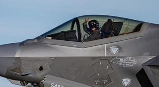 Jeśli ktoś jeszcze miał wątpliwości, czy F-35 Lightning II to faktycznie najważniejszy samolot bojowy współczesnego świata, 2025 r. ostatecznie je rozwiał. Lockheed Martin właśnie podsumował ostatnie dwanaście miesięcy i liczby, które zobaczyliśmy, wyrywają z butów.