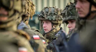 Sztab Generalny Wojska Polskiego chce by nasza armia miała pół miliona ludzi pod bronią. Zanim jednak zaczniemy zastanawiać się, czy to w ogóle możliwe, warto spojrzeć na najświeższe dane i sprawdzić ilu żołnierzy ma Wojsko Polskie na początku 2026 r.