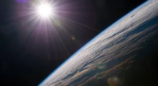 Kometa 3I/Atlas wciąż przebywa w naszym kosmicznym sąsiedztwie, a badacze wykorzystują ten czas do bliższego poznania tego międzygwiezdnego wędrowca. Dosłownie za kilka dni czeka nas niezwykła okazja na poznanie składu tego kosmicznego wędrowca.