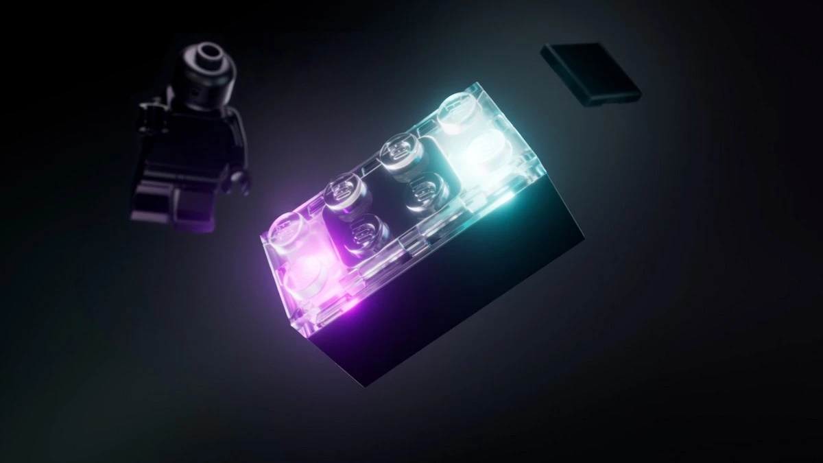 To bez wątpienia najważniejszy moment w historii duńskiego giganta od 1958 r., kiedy to opatentowano współczesny projekt kultowego klocka. Podczas targów CES 2026 w Las Vegas, Lego zaprezentowało technologię, która dla wielu fanów może brzmieć jak czysta magia, choć w rzeczywistości stoi za nią precyzyjna inżynieria. Poznajcie Lego Smart Brick, czyli inteligentny fundament nowego systemu Smart Play.