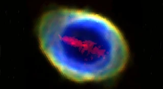 Mgławica Pierścień, znana również jako M57, to jeden z najbardziej ikonicznych obiektów na nocnym niebie. Od lat zachwyca amatorów astronomii i profesjonalistów swoimi barwami oraz niemal idealnym, eliptycznym kształtem.