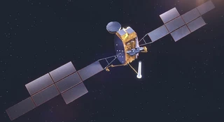 Satelita wojskowy, który powinien przetrwać wybuch jądrowy na orbicie i który miał wzmocnić bezpieczeństwo komunikacji NATO w Europie, stał się źródłem niepokojących pytań. SpainSat NG 2 został uderzony przez tajemniczą "cząstkę kosmiczną".