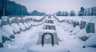 Krajobraz wschodniej Polski zmienia się nie do poznania. Tam, gdzie do niedawna rozciągały się jedynie gęste lasy i bagna, dziś wyrasta najbardziej ambitny projekt obronny w powojennej historii kraju. Tarcza Wschód przestała być jedynie polityczną zapowiedzią, a stała się gigantycznym placem budowy, który wkracza właśnie w swoją najbardziej intensywną fazę.
