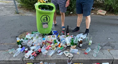 Chcą półek na koszach na śmieci. Genialny pomysł