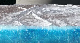 Koncepcja artystyczna przedstawia przekrój lodowej skorupy Europy. Dane wykorzystane do wygenerowania nowych wyników dotyczących grubości i struktury lodu zostały zebrane przez radiometr mikrofalowy na pokładzie sondy Juno należącej do NASA podczas bliskiego przelotu obok księżyca Jowisza 29 września 2022 roku. NASA/JPL-Caltech/SwRI/Koji Kuramura/ Gerald Eichstädt (CC BY)