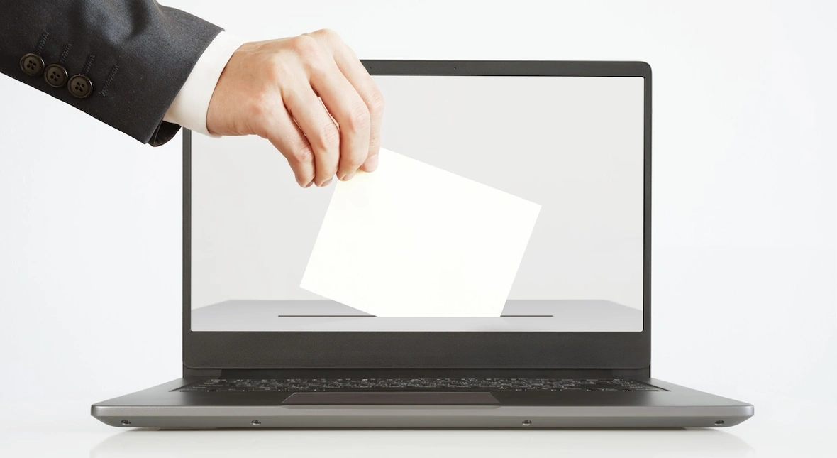 Image for Obiecali głosowanie online milionom Polaków. Polegli w głosowaniu dla 800 członków