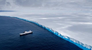 Lodowy kolos pęka od środka. Na szczycie ma jezioro