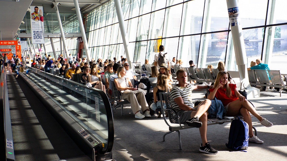 Siedział na lotnisku 9 dni z zagłuszarką. "Totalna kompromitacja służb"