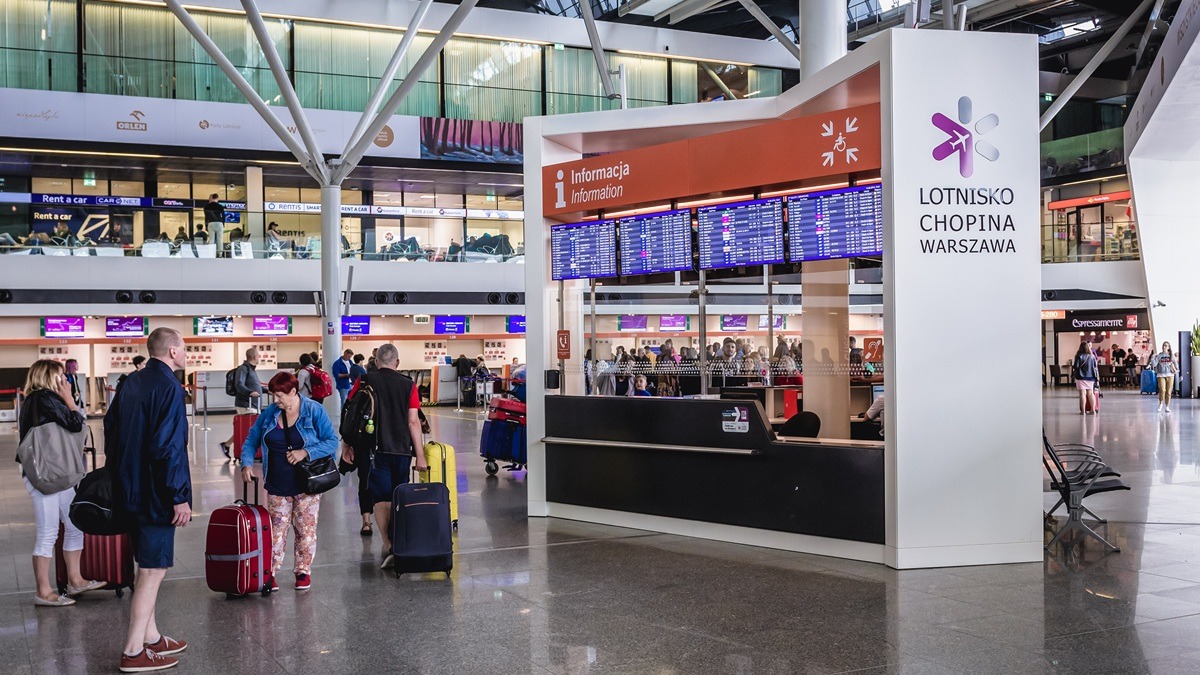 Młody Ukrainiec zatrzymany na Okęciu. Miał przy sobie zagłuszarkę fal radiowych