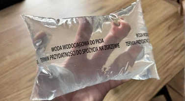 Pakują wodę w worki i rozdają mieszkańcom. Brzmi dziwnie, ale działa