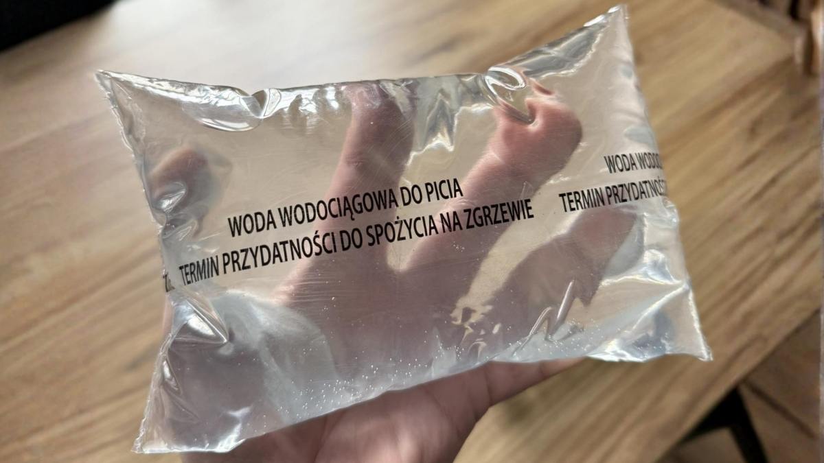 Pakują wodę w worki i rozdają mieszkańcom. Brzmi dziwnie, ale działa