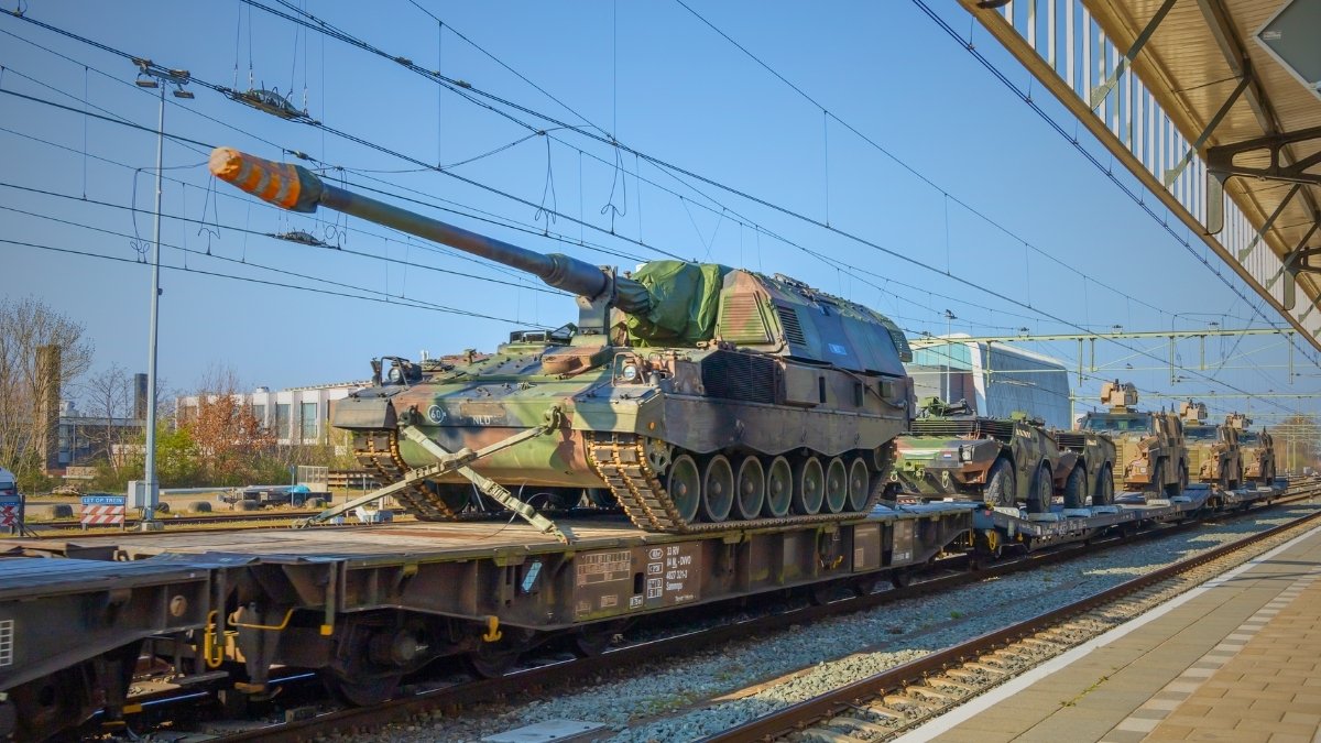 Tajne pociągi z Białorusi. Na platformach pancerne rezerwy