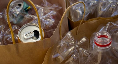 Odbiorą od ciebie butelki i puszki. Przeciwnicy systemu kaucyjnego tracą argument