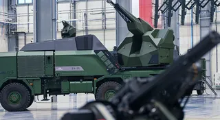 Polska buduje najnowocześniejszą w Europie inteligentną zaporę antydronową. W odpowiedzi na nowe zagrożenia ze wschodu, Wojsko Polskie finalizuje gigantyczny kontrakt na system San. To technologiczny miks, który łączy precyzyjne radary i czujniki z Gdyni z norweską siłą ognia. 18 baterii naszpikowanych elektroniką ma do 2027 r. stać się nieprzeniknioną ścianą dla dronów.