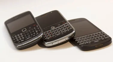 Telefony z klawiaturą wracają do łask. Nostalgia uderza mocno