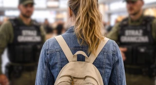 Napis bomba na czole. Wakacje skończyły się na lotnisku