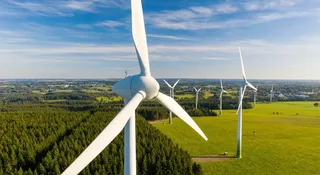 Wiatr i słońce wygrały z kopalnymi. Rachunki mówią co innego