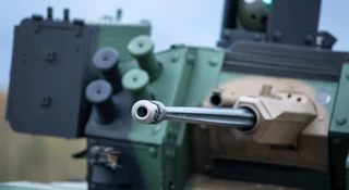 Polska chce produkować własną armatę do swoich najważniejszych wozów bojowych. Zamiast polegać wyłącznie na amerykańskich rozwiązaniach, rodzimy przemysł pracuje nad autorską konstrukcją, która trafi na pokłady Borsuków i Rosomaków.