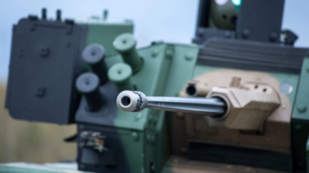 Polska chce produkować własną armatę do swoich najważniejszych wozów bojowych. Zamiast polegać wyłącznie na amerykańskich rozwiązaniach, rodzimy przemysł pracuje nad autorską konstrukcją, która trafi na pokłady Borsuków i Rosomaków.