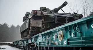 Do 1. Warszawskiej Brygady Pancernej dotarł nowy transport z czołgami Abrams w najnowszej wersji M1A2 SEPv3. Maszyny, które właśnie zjechały z lawet, są częścią gigantycznego kontraktu mającego zmodernizować polskie siły zbrojne.