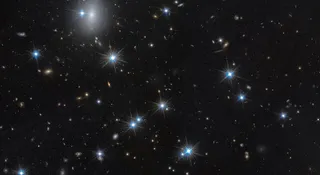 Astronomowie namierzyli w gwiazdozbiorze Perseusza obiekt, który przypomina kosmicznego ducha. Galaktyka CDG-2 to prawdziwy ewenement. Jest tak ciemna, że niemal niewidzialna, a 99 proc. jej masy stanowi tajemnicza ciemna materia.