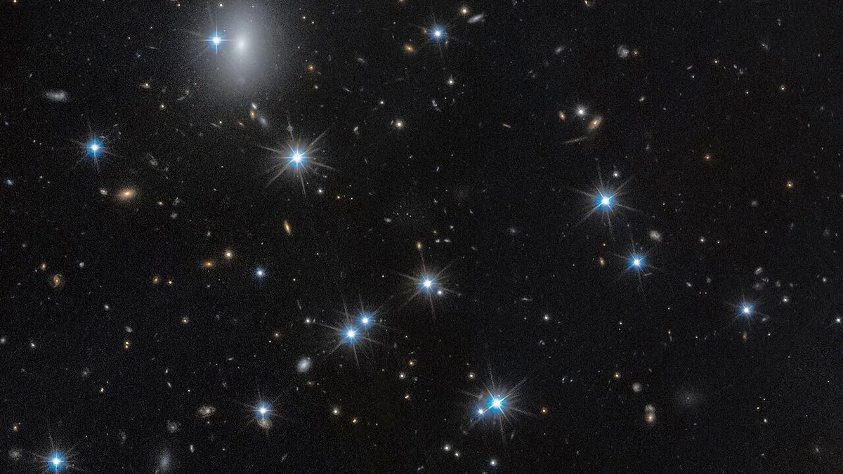 Astronomowie namierzyli w gwiazdozbiorze Perseusza obiekt, który przypomina kosmicznego ducha. Galaktyka CDG-2 to prawdziwy ewenement. Jest tak ciemna, że niemal niewidzialna, a 99 proc. jej masy stanowi tajemnicza ciemna materia.