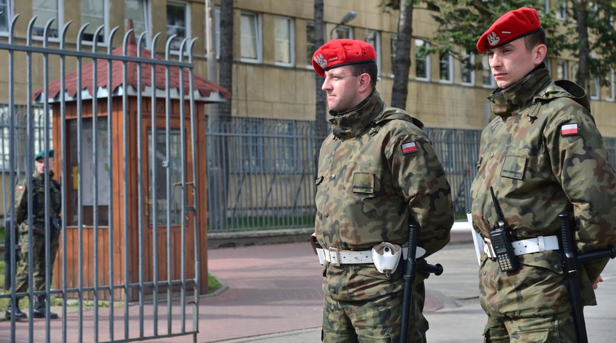 Wojsko pogoniło chińskie auta. Armia boi się jeżdżących szpiegów