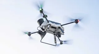 To nie jest kolejne kolejna informacja o dronach. Polska firma Reakto stworzyła od zera kompletny ekosystem - od stacji dokujących, robotów wymieniających baterie, po własne drony i oprogramowanie. Choć prawo jeszcze nie nadąża za technologią, ich Dronostrada już teraz może pilnować infrastruktury krytycznej, a w przyszłości ratować życie i zarządzać inteligentnymi miastami.