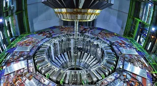 SpaceX konstruuje własny akcelerator cząstek. Gigantyczny cyklotron na Florydzie pozwoli inżynierom bombardować czipy cząstkami pędzącymi niemal tak szybko jak światło. Wszystko po to, by bezpiecznie dotrzeć na Księżyc i Marsa.