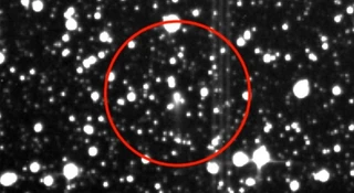 Kometa 3I/Atlas nie daje o sobie zapomnieć, a najnowsze dane z teleskopów Webba i SPHEREx tylko podsyciły atmosferę tajemnicy. Oliwy do ognia dolewa prof. Avi Loeb z Harvardu.