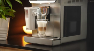 Przyjdziesz dla kawy, zostaniesz dla pianki. Philips 8000 LatteGo Pro rządzi w mojej kuchni