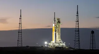 Marzenia o ponownym okrążeniu Ksieżyca przez człowieka oddalają się w czasie. NASA oficjalnie potwierdziła, że planowany na 8 lutego start misji Artemis 2 nie dojdzie do skutku. Decyzja zapadła po wykryciu usterek technicznych podczas kluczowej próby generalnej. Agencja wyznacza nowe okna startowe, a inżynierów czeka walka z czasem i kapryśnym wodorem.