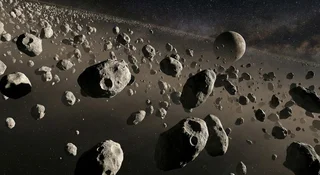 Kiedy wojskowe satelity rejestrują błysk nad oceanem, armia szuka rakiet wroga. Ale Avi Loeb szuka tam przybyszów z głębokiego kosmosu. I właśnie ich znalazł. Słynny astronom przekopał rządowe raporty i wyliczył, że tuż pod naszym nosem ukrywają się miliony ton międzygwiezdnej materii, a dowody na to spadają nam dosłownie na głowy z siłą bomby atomowej.