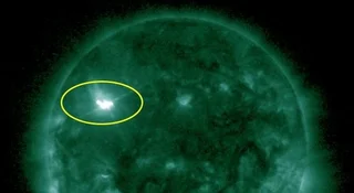 Słońce zrobiło coś niepokojącego. W ciągu zaledwie jednej doby instrumenty pomiarowe odnotowały serię przynejmniej 21 potężnych eksplozji, w tym najsilniejszy w 2026 r. rozbłysk klasy X8.3. Naukowcy ostrzegają: region odpowiedzialny za to zamieszanie dopiero się rozkręca i obraca się w stronę Ziemi.