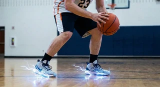 Pisk opon podczas gwałtownego hamowania, pisk hamulców w rowerze czy wreszcie ten niezwykle charakterystyczny, przenikliwy pisk butów do koszykówki na wypolerowanej hali. Znamy to wszyscy z codziennego życia. Zastanawialiście się kiedyś, skąd właściwie bierze się ten hałas?