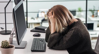 AI przyspiesza pracę, ale zwiększa obciążenie pracowników