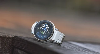 Ten smartwatch sprawdzi, jak zużywasz buty. Przy okazji nauczy cię biegać
