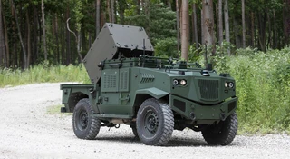 Premier Donald Tusk poinformował, że Polska wychodzi dziś z Konwencji Ottawskiej, która zakazuje użycia, składowania i produkcji min przeciwpiechotnych. Przy tej okazji szef rządu przekazał, że w trakcie finalizacji jest nowoczesny, polski system narzutowego minowania Bluszcz.