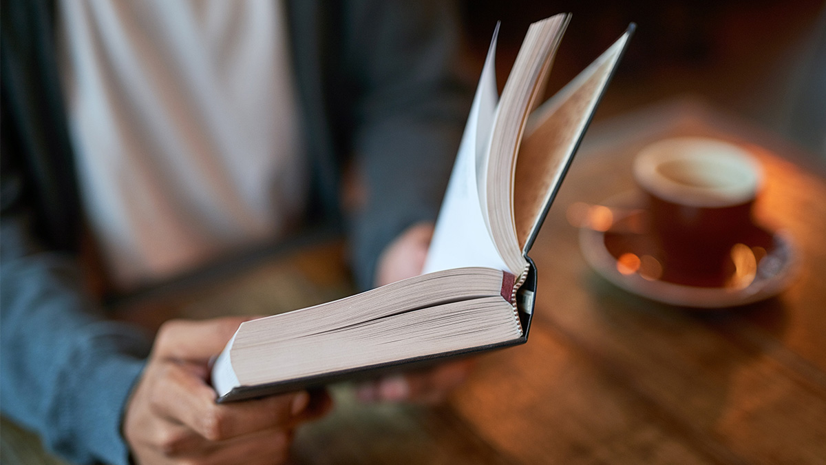 Remigiusz Mróz to przy niej amator. Tak pisze się 200 książek rocznie