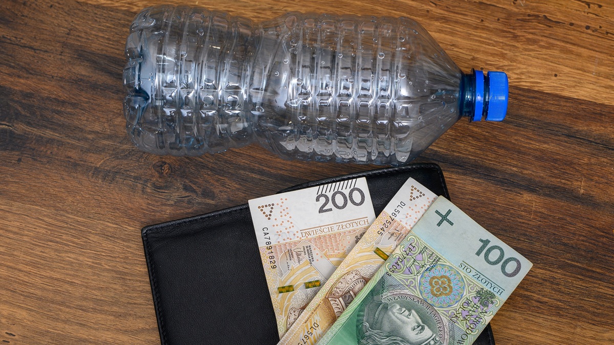 Robią biznes na butelkach. 10 groszy od sztuki, reszta twoja