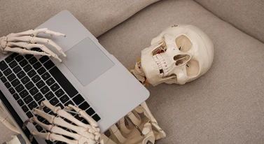 Umrzesz, ale twój Facebook nie. Meta ma patent na nieśmiertelność