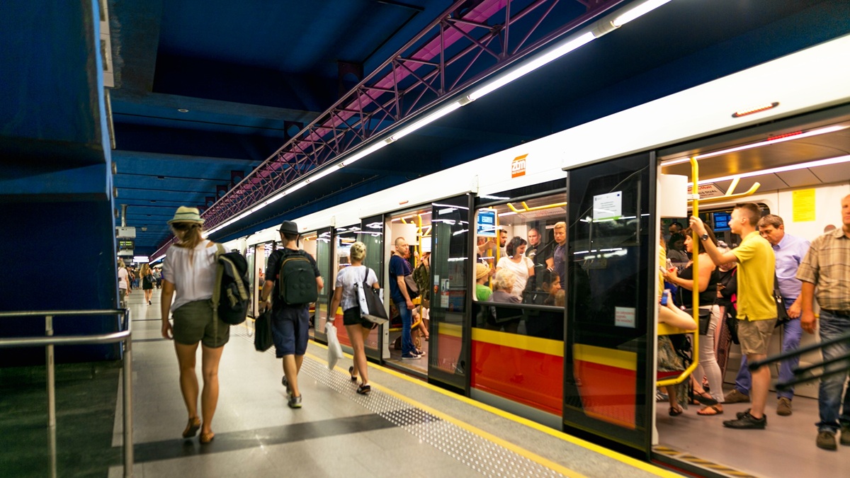 Potop w warszawskim Metrze. W ruch poszły wiadra