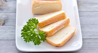 Jeśli kiedykolwiek próbowaliście roślinnego sera, wiecie, że przypomina on czasem plastelinę o smaku oleju kokosowego. To ma się zmienić.