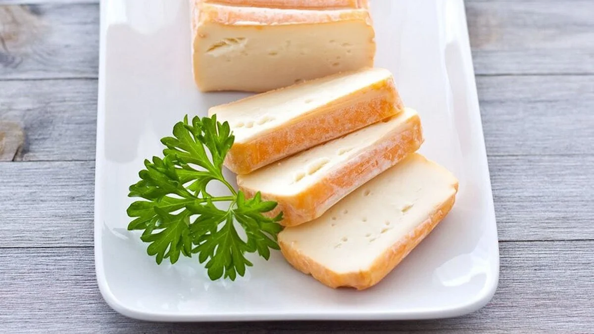 Jeśli kiedykolwiek próbowaliście roślinnego sera, wiecie, że przypomina on czasem plastelinę o smaku oleju kokosowego. To ma się zmienić.