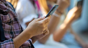 Koniec z telefonami w szkołach? Nowacka mówi wprost o terminie