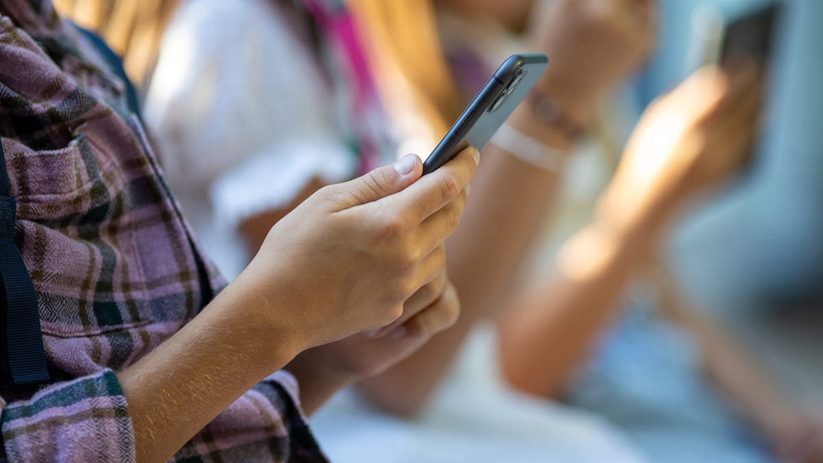 Koniec z telefonami w szkołach? Nowacka mówi wprost o terminie